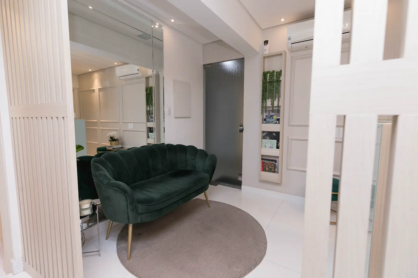 Sala de espera da clínica, com sofá verde